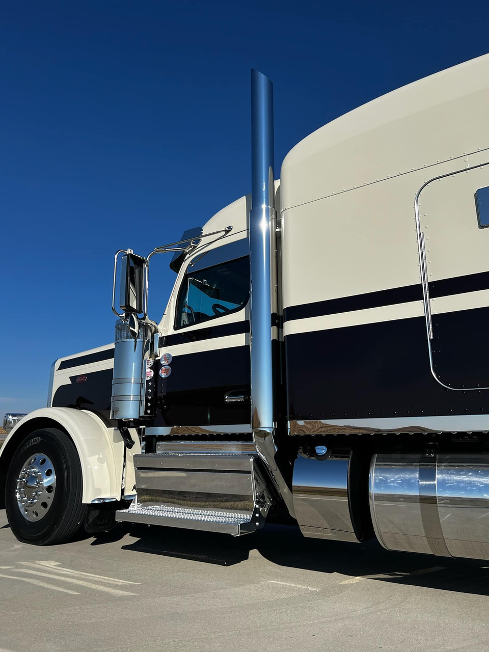 Peterbilt 589 with Sleeper Exhaust Shields - 7" Stock Exhaust Tip - Thumbnail 3