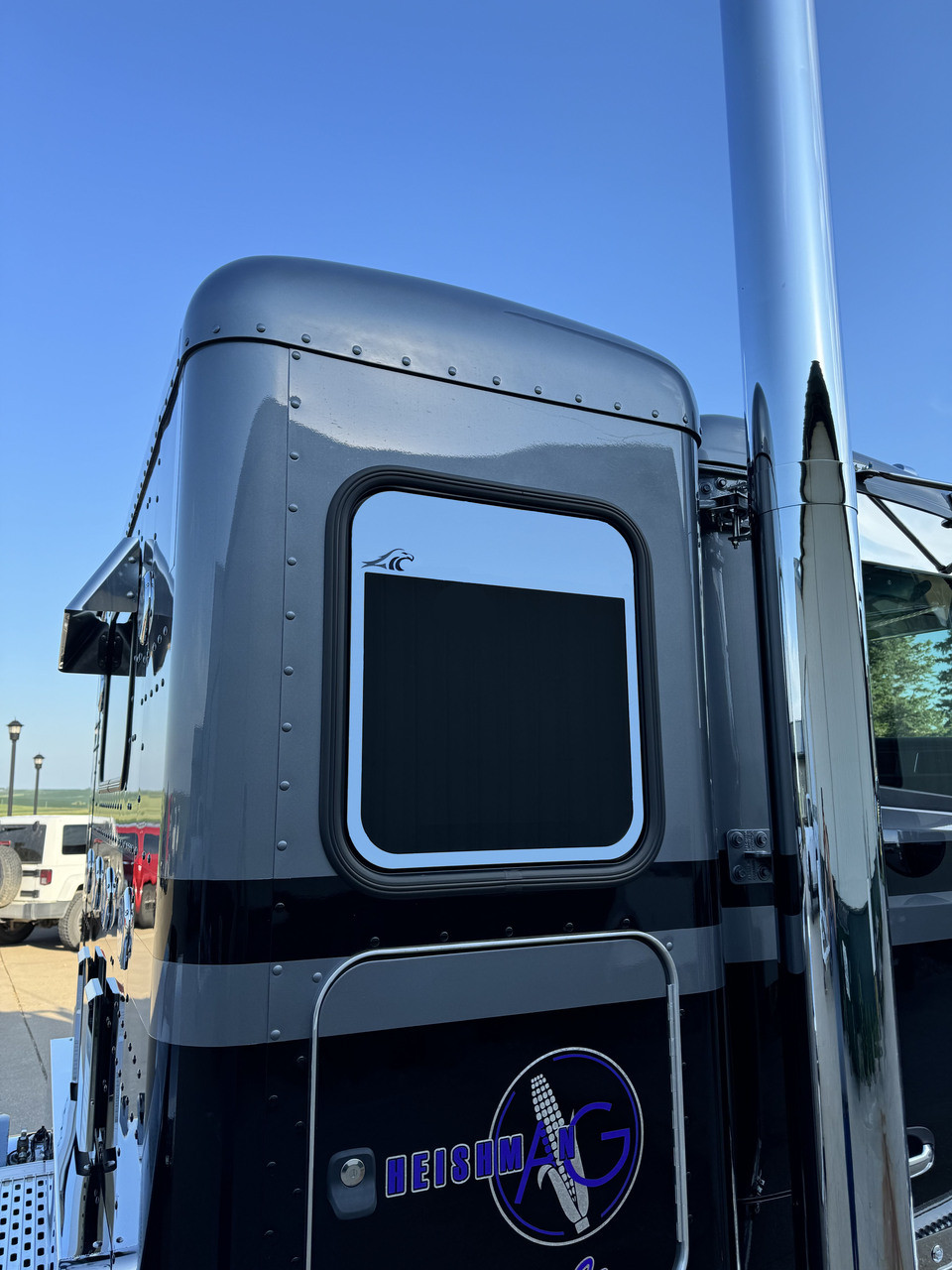 Peterbilt 589 Sleeper Window Trims - Passenger - Outside Trim with 5" Chop Design