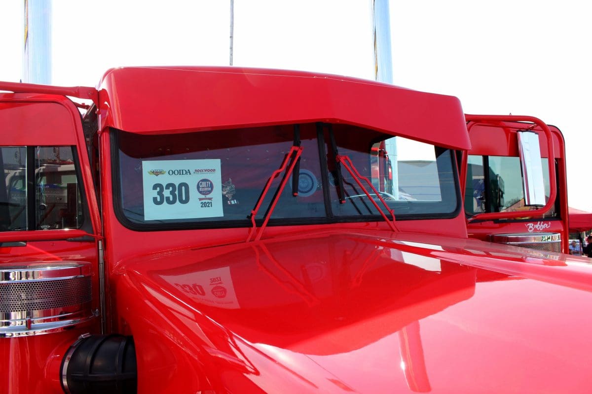 Peterbilt 379/389/386/388 Bowtie Visor