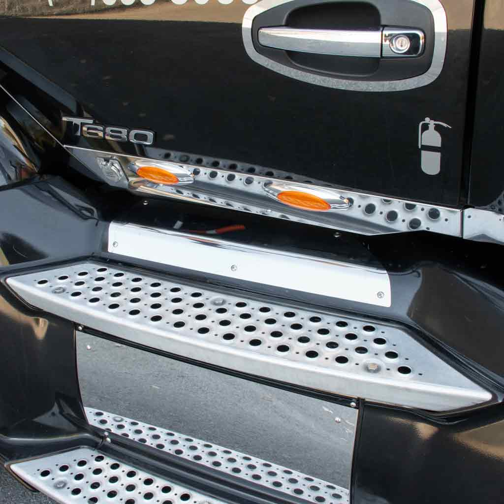 KW. T680 Front Kick Plates (All Years) - Upper Step