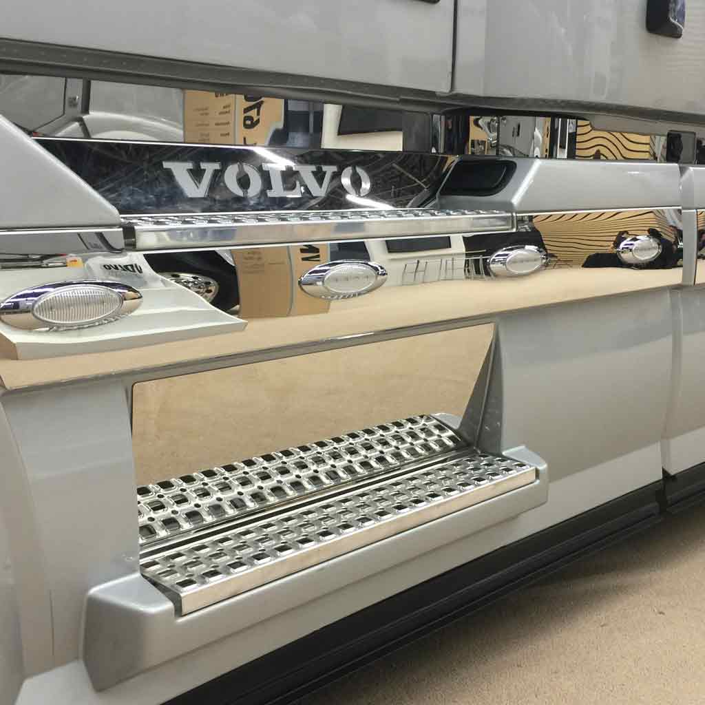 Volvo VN/VNL 780/730 Upper Fairing Trim Kit (2006-2011) - 18 x Slotted Holes